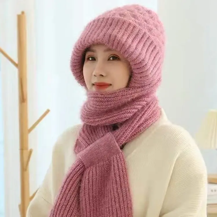 Close-up of the warm hat and scarf